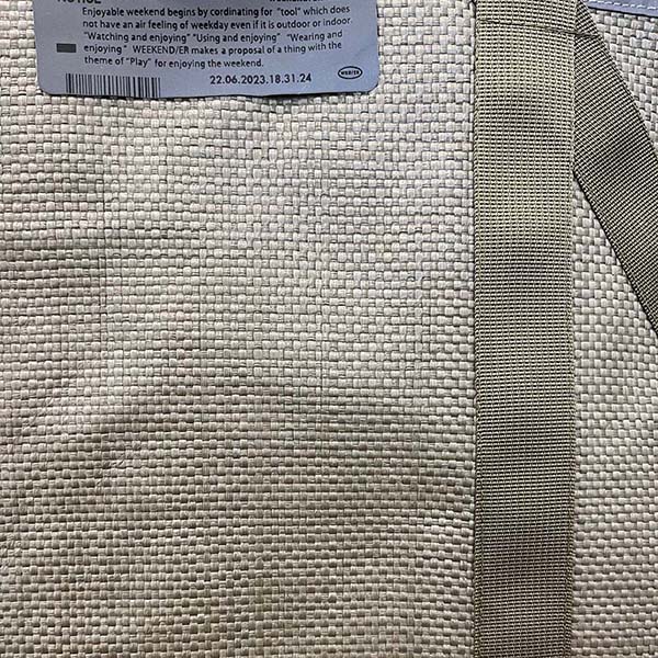 日常使いからレジャーまで幅広く活躍するサイズの2wayトートバッグ