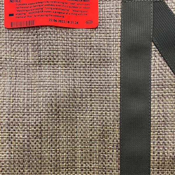 日常使いからレジャーまで幅広く活躍するサイズの2wayトートバッグ