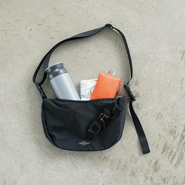 旅行やお出かけに持っていきたいコンパクトなウィークエンドショルダーバッグ