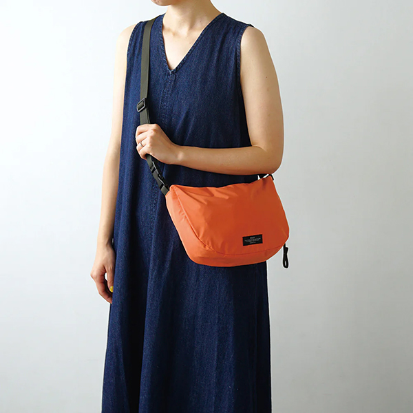 旅行やお出かけに持っていきたいコンパクトなウィークエンドショルダーバッグ