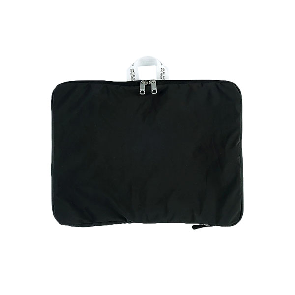 かさばる衣類をコンパクトに持ち運ぶことができるポーチ