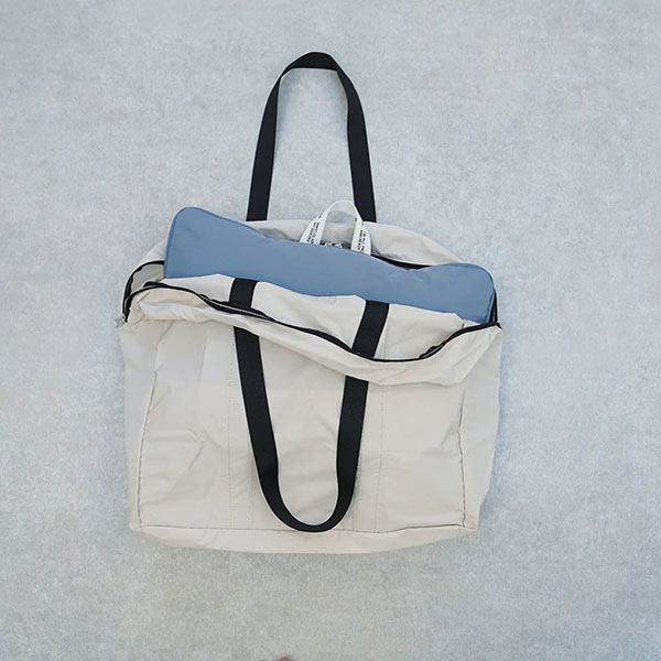 かさばる衣類をコンパクトに持ち運ぶことができるポーチ