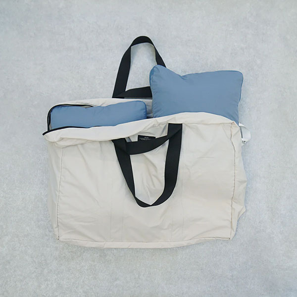 かさばる衣類をコンパクトに持ち運ぶことができるポーチ