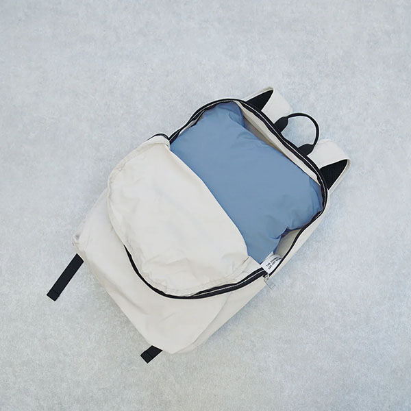 かさばる衣類をコンパクトに持ち運ぶことができるポーチ