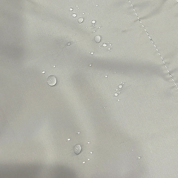 かさばる衣類をコンパクトに持ち運ぶことができるポーチ