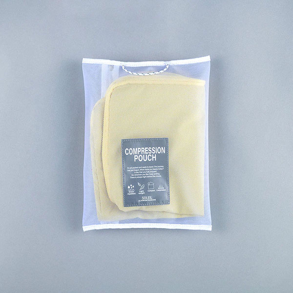 かさばる衣類をコンパクトに持ち運ぶことができるポーチ