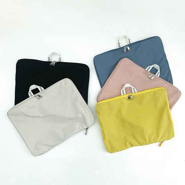 かさばる衣類をコンパクトに持ち運ぶことができるポーチ