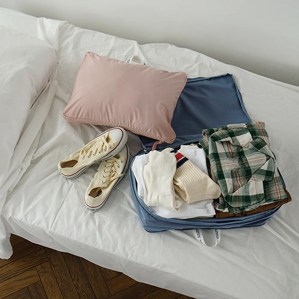 かさばる衣類をコンパクトに持ち運ぶことができるポーチ