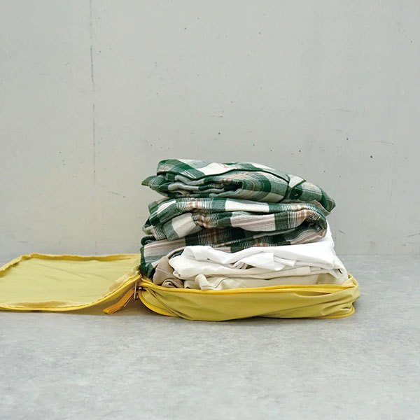 かさばる衣類をコンパクトに持ち運ぶことができるポーチ