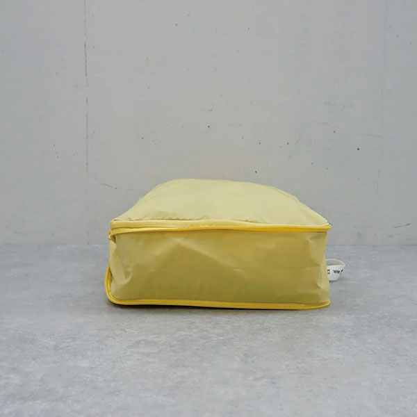 かさばる衣類をコンパクトに持ち運ぶことができるポーチ