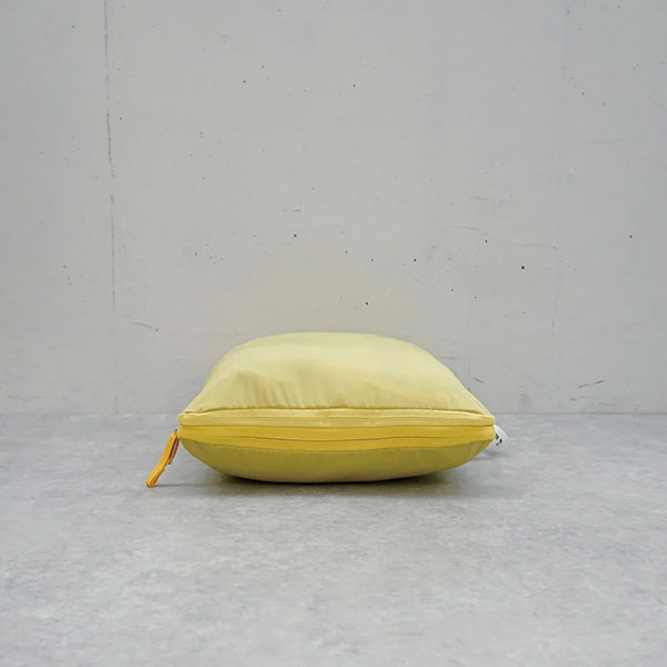 かさばる衣類をコンパクトに持ち運ぶことができるポーチ