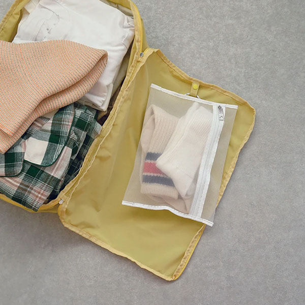 かさばる衣類をコンパクトに持ち運ぶことができるポーチ