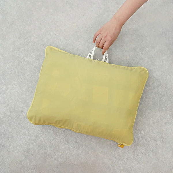 かさばる衣類をコンパクトに持ち運ぶことができるポーチ