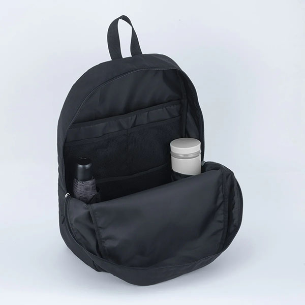 軽さがポイントのデイパック