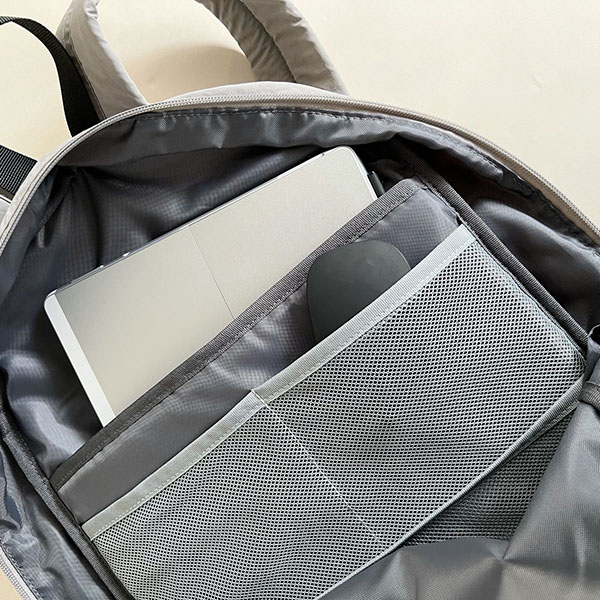 軽さがポイントのデイパック