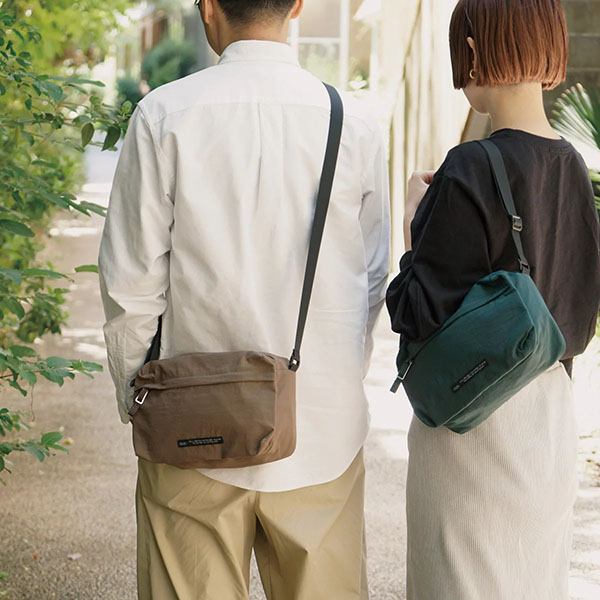 カジュアルに毎日使いやすく、コンパクトなバッグです。