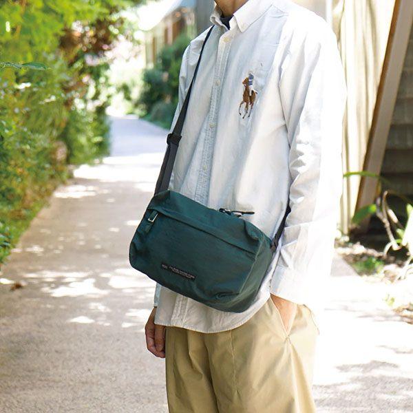 カジュアルに毎日使いやすく、コンパクトなバッグです。