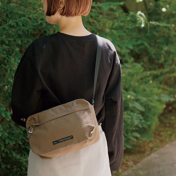 カジュアルに毎日使いやすく、コンパクトなバッグです。
