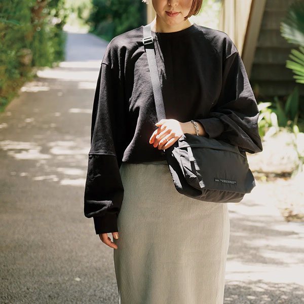 カジュアルに毎日使いやすく、コンパクトなバッグです。