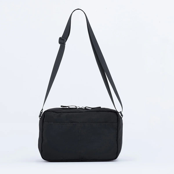 カジュアルに毎日使いやすく、コンパクトなバッグです。