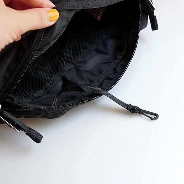 カジュアルに毎日使いやすく、コンパクトなバッグです。