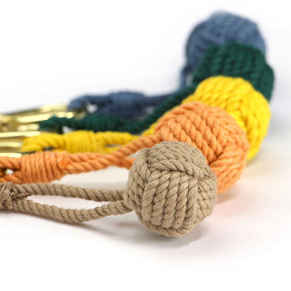 モンキーフィストノットと呼ばれるロープの編み方で作成されたコットン製キーリング。
