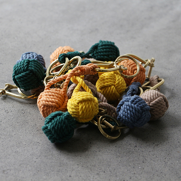 モンキーフィストノットと呼ばれるロープの編み方で作成されたコットン製キーリング。