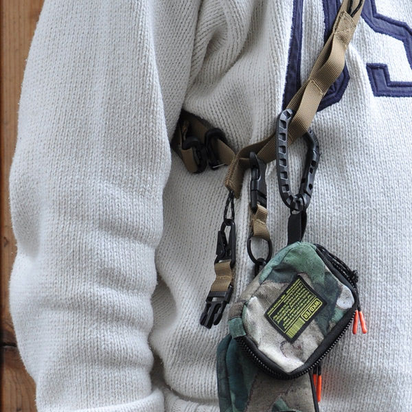 バッグを持たず身軽に出掛けるためのショルダーベルト。