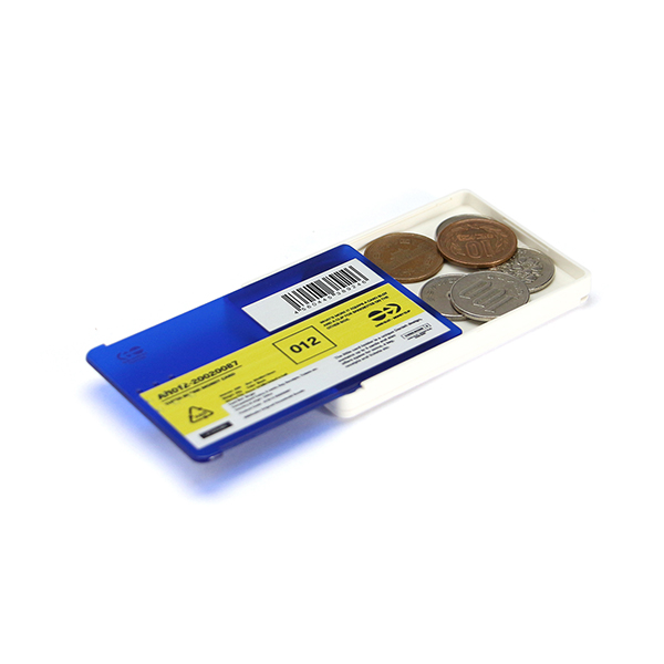 コインケース、カードポケット、マネークリップの3つの機能が備わったミニマルなマネーカード。