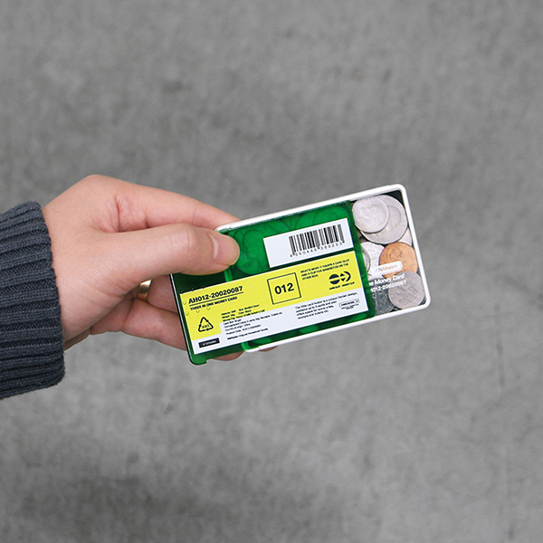 コインケース、カードポケット、マネークリップの3つの機能が備わったミニマルなマネーカード。