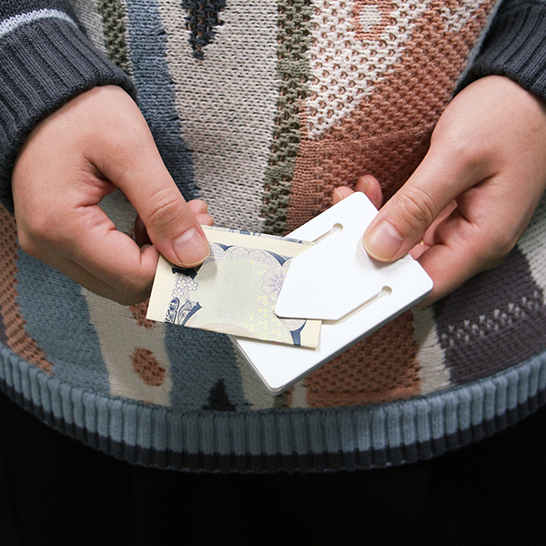 コインケース、カードポケット、マネークリップの3つの機能が備わったミニマルなマネーカード。