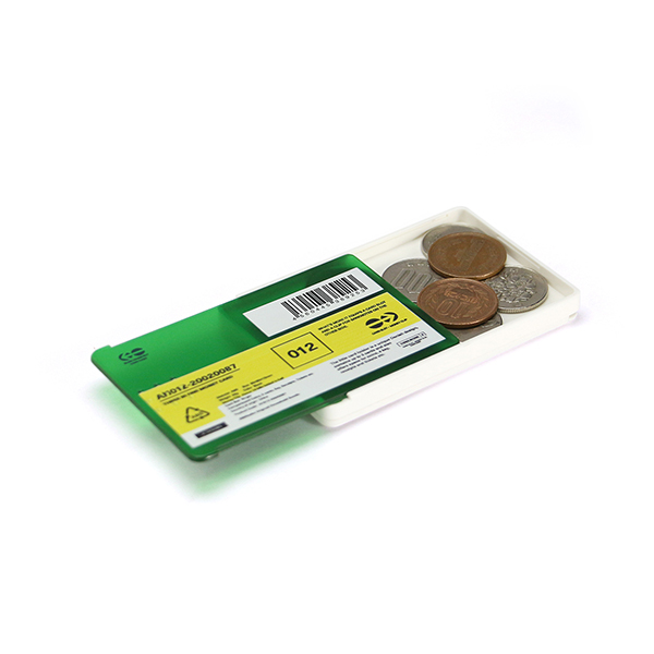 コインケース、カードポケット、マネークリップの3つの機能が備わったミニマルなマネーカード。