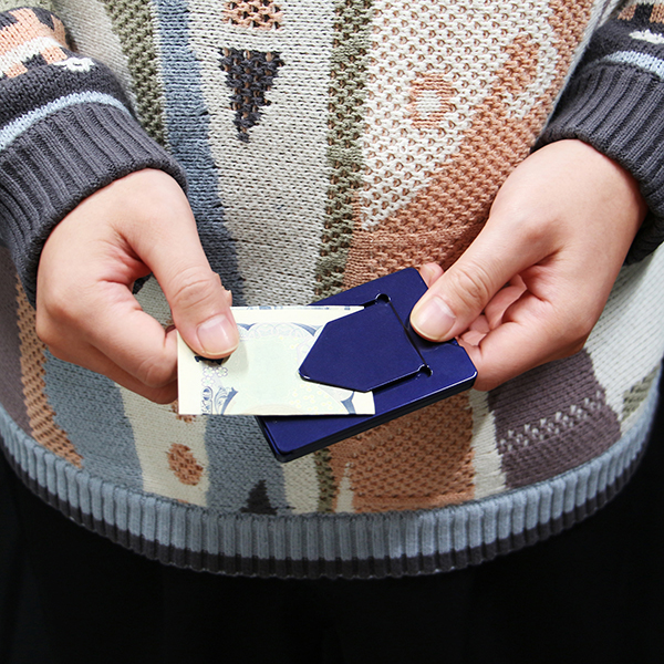 コインケース、カードポケット、マネークリップの3つの機能が備わったミニマルなマネーカード。