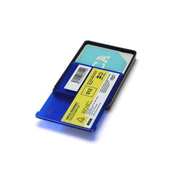 コインケース、カードポケット、マネークリップの3つの機能が備わったミニマルなマネーカード。