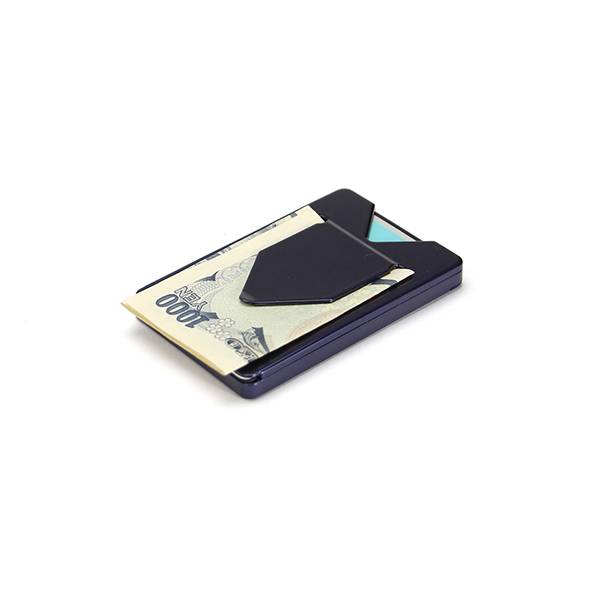 コインケース、カードポケット、マネークリップの3つの機能が備わったミニマルなマネーカード。