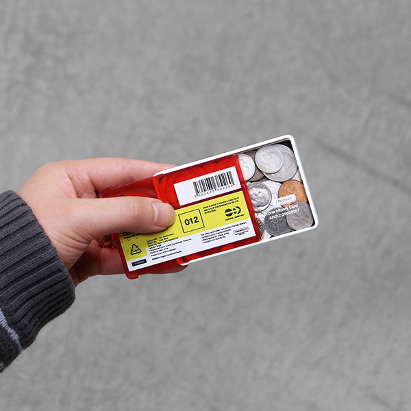 コインケース、カードポケット、マネークリップの3つの機能が備わったミニマルなマネーカード。