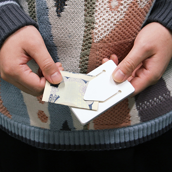 コインケース、カードポケット、マネークリップの3つの機能が備わったミニマルなマネーカード。