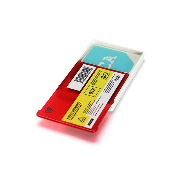 コインケース、カードポケット、マネークリップの3つの機能が備わったミニマルなマネーカード。