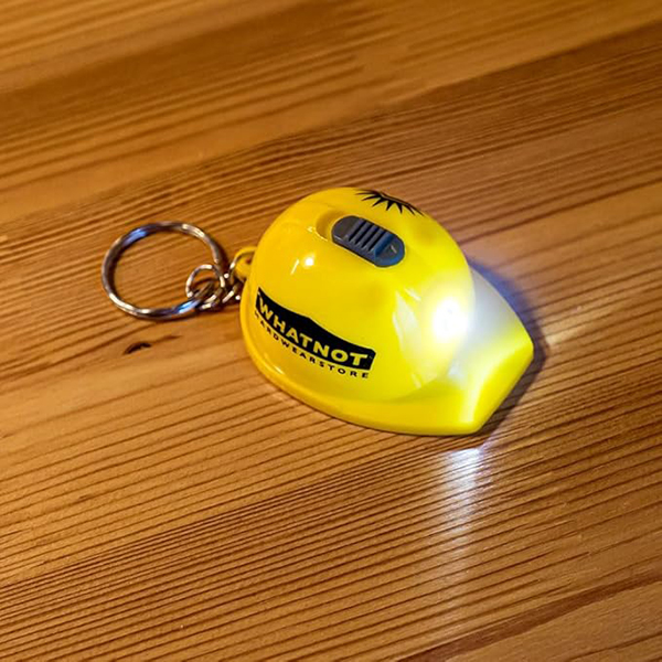 手のひらに収まるヘルメット型キーホルダー。