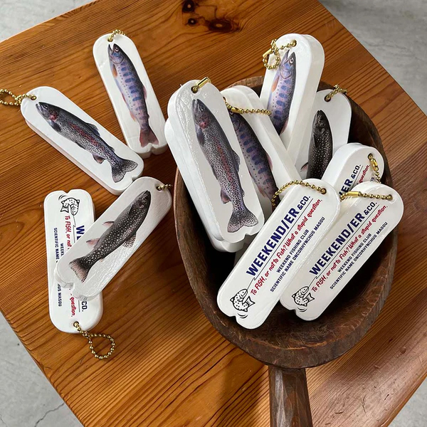 ポリエチレンフォーム製の水に浮かぶオリジナル型のキーチェーン。