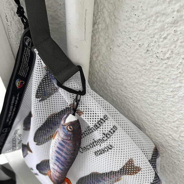 厚手でしなやかな素材感のメッシュ生地に川魚ヤマメ