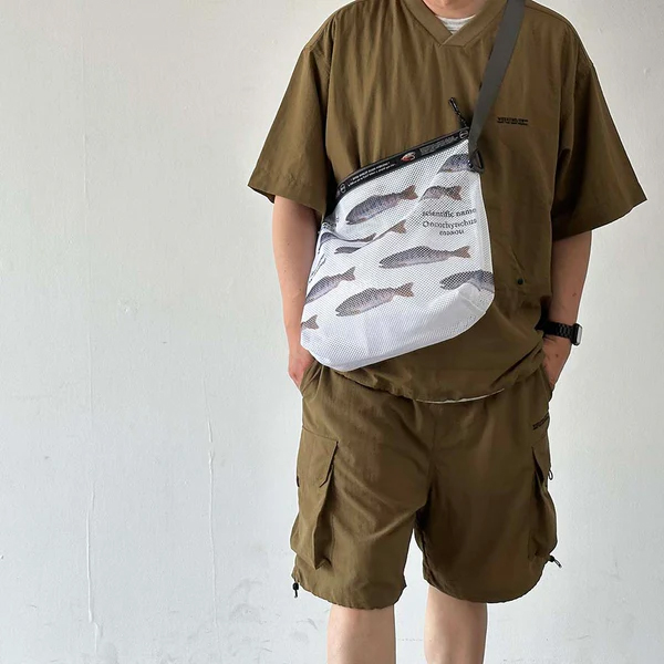 厚手でしなやかな素材感のメッシュ生地に川魚ヤマメ