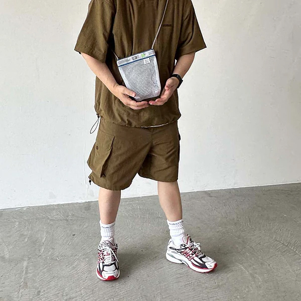 小型のショルダーバッグ。