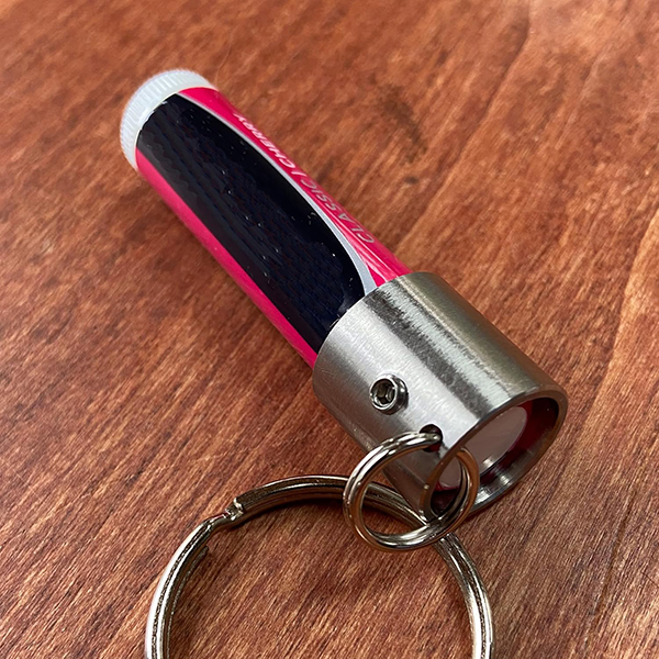 シンプルかつスマートなデザインのリップクリームホルダー。