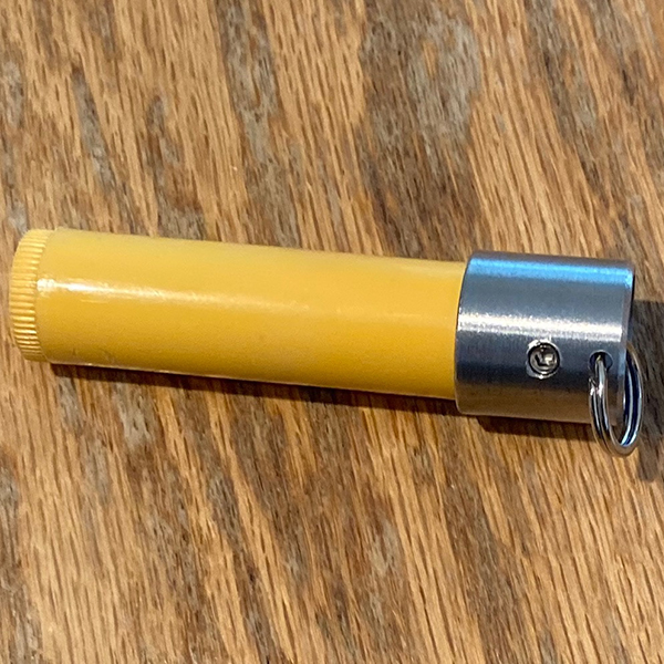シンプルかつスマートなデザインのリップクリームホルダー。