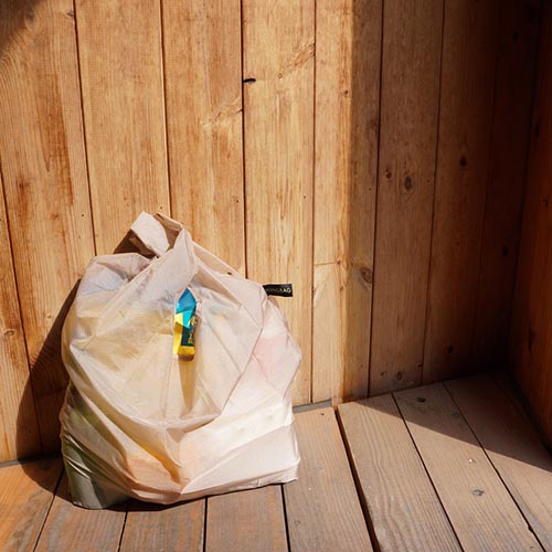 水を弾きやすく軽量なリップストップナイロンを使用したエコバッグ。