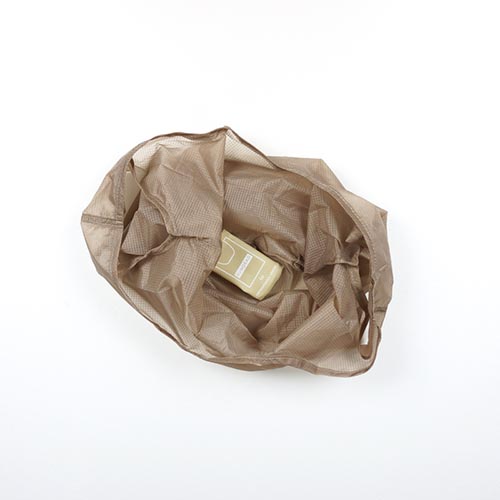 水を弾きやすく軽量なリップストップナイロンを使用したエコバッグ。