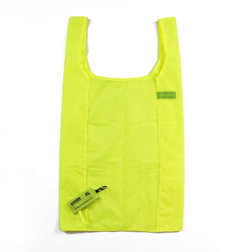 水を弾きやすく軽量なリップストップナイロンを使用したエコバッグ。