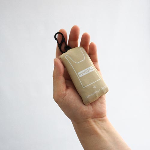 水を弾きやすく軽量なリップストップナイロンを使用したエコバッグ。