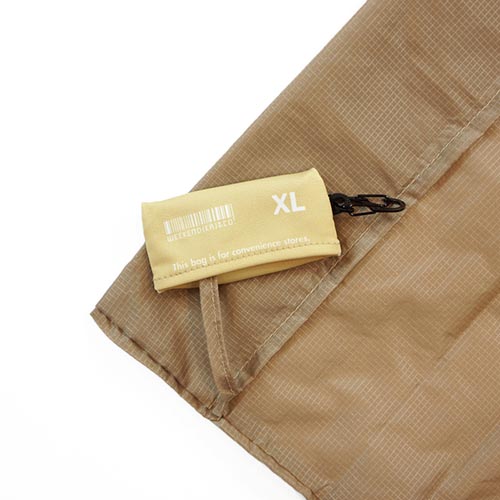 水を弾きやすく軽量なリップストップナイロンを使用したエコバッグ。